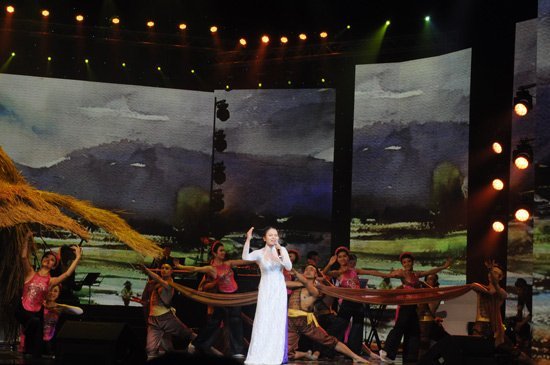 Uyên Linh tái xuất hoành tráng sau 'scandal tạt tai'