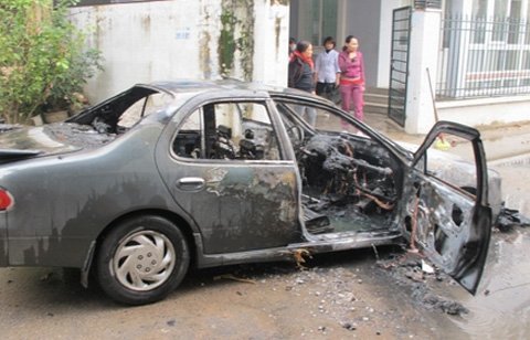 Hà Nội: Ô tô phát nổ cháy dữ dội trên phố