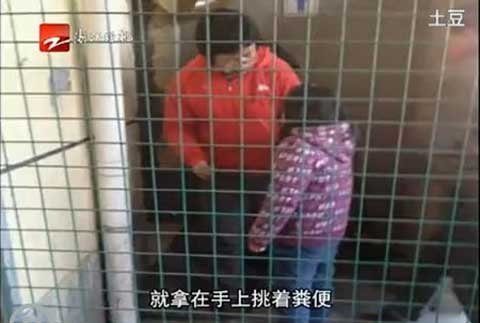 Trét phân lên miệng con để trừng phạt