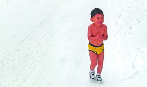 Bé 4 tuổi bị cha ép cởi trần chạy bộ trong giá rét