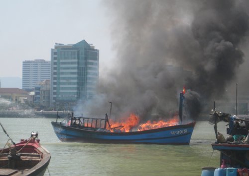 Tàu cá cháy rụi trên sông Hàn