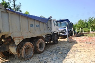 Công an viên đánh dân chặn xe chở đất?