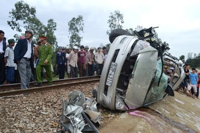 Vụ tàu đâm ôtô: Khởi tố tài xế gây tai nạn