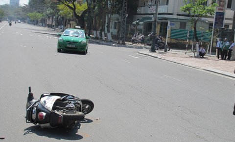 Đi học về, 2 HS bị taxi hất văng lên nắp capô