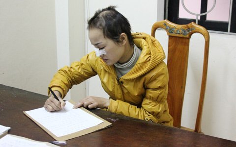 Vụ lột quần áo đánh ghen, khởi tố vợ cán bộ xã