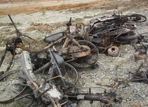 Xe khách, xe máy tông nhau cháy rụi, 2 người chết