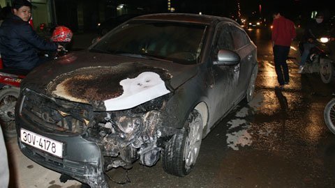 Hà Nội: Đang lưu thông “xế hộp” lại bốc cháy