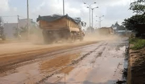 Công an đánh dân vì dám chặn xe gây ô nhiễm môi trường