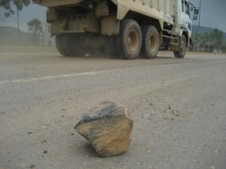 “Sẽ xử lí công an viên đánh dân chặn xe chở đất”