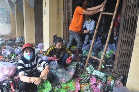 Tìm được hàng trăm chỉ vàng sau khi cháy chợ