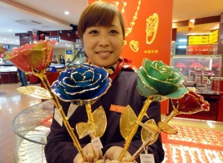 Sốt hoa hồng mạ vàng dịp Valentine