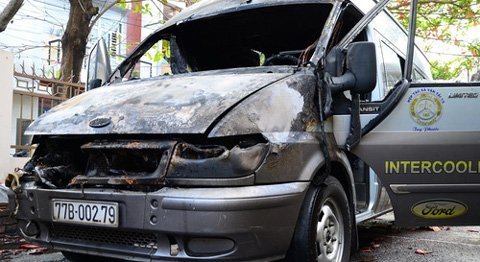 Xe Ford 16 chỗ bốc cháy ngùn ngụt