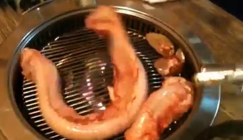 Món lươn nướng giãy giụa ghê sợ trên chảo