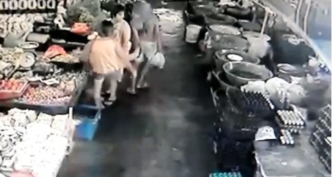 10 clip 'nóng': Sàm sỡ cô gái bị ăn đòn