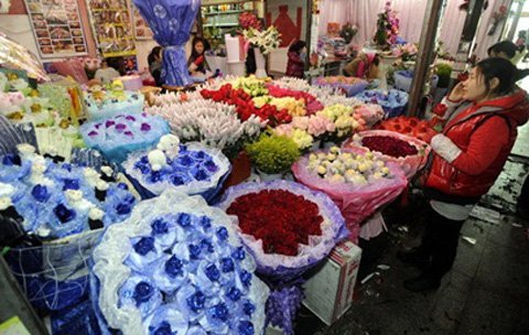 Lễ tình nhân: 2 triệu đồng 1 bông hồng mạ vàng