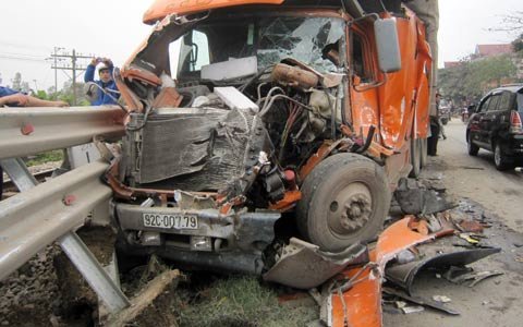Xe khách đâm nát đầu container, khách nháo nhào
