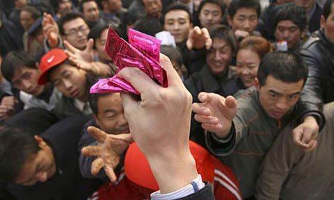Thái Lan phát 60 triệu bao cao su trong ngày Valentine