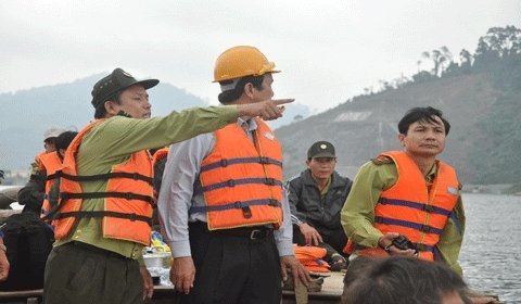 Vượt lòng hồ thuỷ điện xem lâm tặc phá rừng