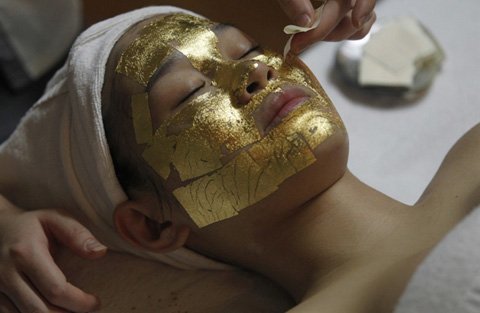 Đắp mặt nạ vàng tại VN lên báo nước ngoài