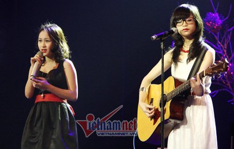 Clip con gái Thanh Lam rụt rè hát