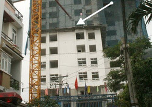 3 công nhân rơi từ tầng 7 công trình đang xây