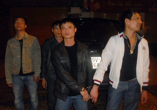 Bắt 4 giang hồ đất Cảng mang súng đi chơi