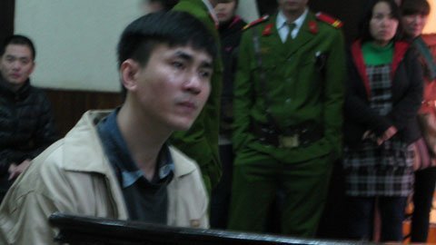 Tham gia vụ nổ súng, 'quý tử' nức nở tại tòa