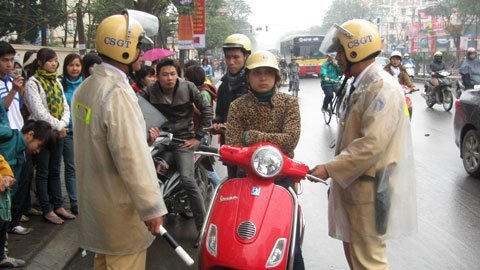 Vượt đèn đỏ, 'kiều nữ' khoanh tay thách thức CSGT