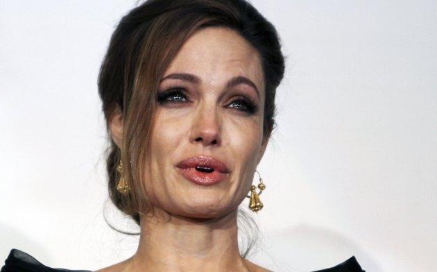 Angelina Jolie khóc nức nở với bộ phim đầu tay