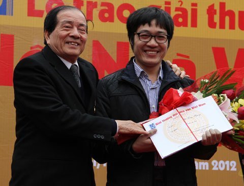 'Thơ trẻ quanh quẩn chuyện xác thịt là tất yếu'