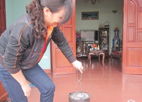 Sợ giá gas, nhà giàu dùng bếp than, chung cư hun khói