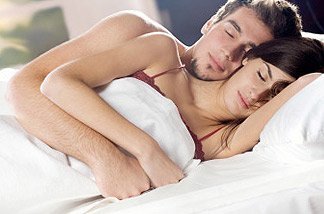 Mẹ cho con gái tuổi teen ngủ với bạn trai tại nhà