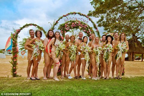Rủ nhau tổ chức cưới nude tập thể