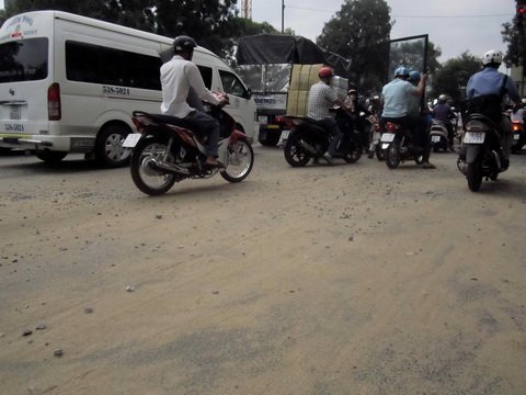 Hàng loạt xe máy đổ ào vì nhớt trên đường