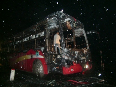 Xe khách chở đầy người cháy rụi trong đêm