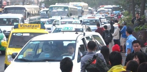 Khủng hoảng phương tiện, “khát” vốn hạ tầng