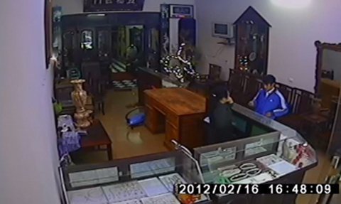 Video ghi lại hành động giết chủ tiệm vàng