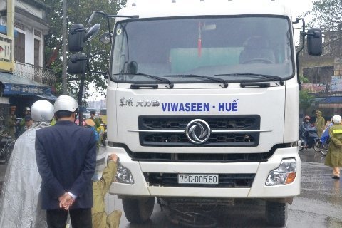 Nữ sinh chết thảm vì xe trộn bê tông