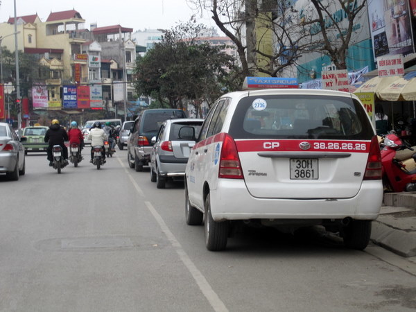 Sau lệnh 'trảm' trông xe, dân méo mặt vì thiếu chỗ