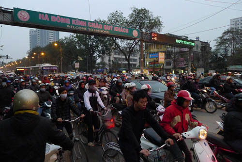 Bị xe máy đâm, nữ sinh tử nạn vì xe buýt