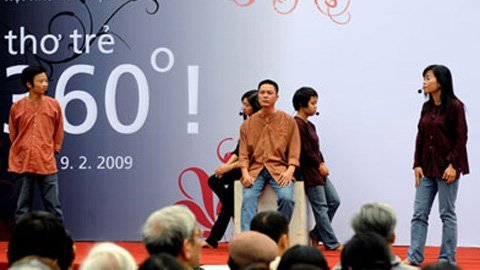 Đừng nhăm nhăm vùi dập thơ trẻ