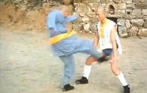 Kungfu chịu đá liên tiếp vào chỗ hiểm