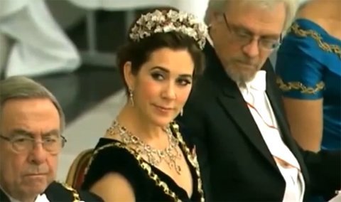 10 clip 'nóng': Nhìn trộm ngực công chúa