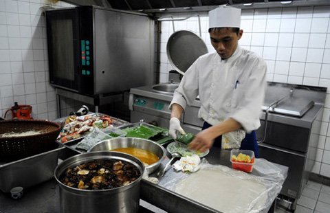 Khóc dở mếu dở khi làm tiệc cho chính khách