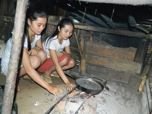 2 nữ sinh quật ngã 2 tên cướp