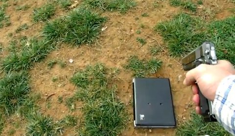 Bắn thủng laptop của con gái vì status hỗn láo