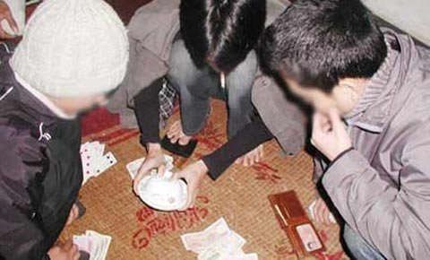 Bố con cùng đánh bạc, có vi phạm pháp luật?