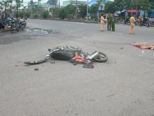 Tử nạn vì tông thẳng vào container