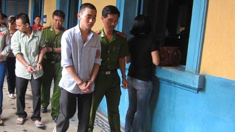 Vờ tặng quà, nam sinh ra tay giết bạn gái