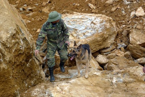 Sạt lở kinh hoàng ở QL6: Căng thẳng cứu hộ